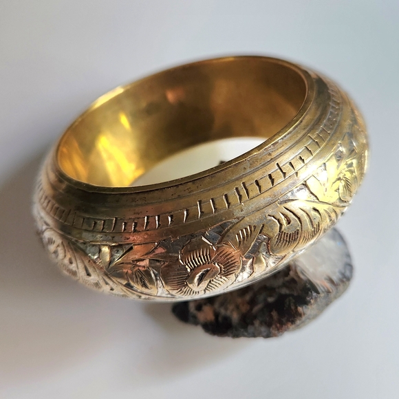 Elegant Gold Bangle Bracelet - Picture 8 of 13